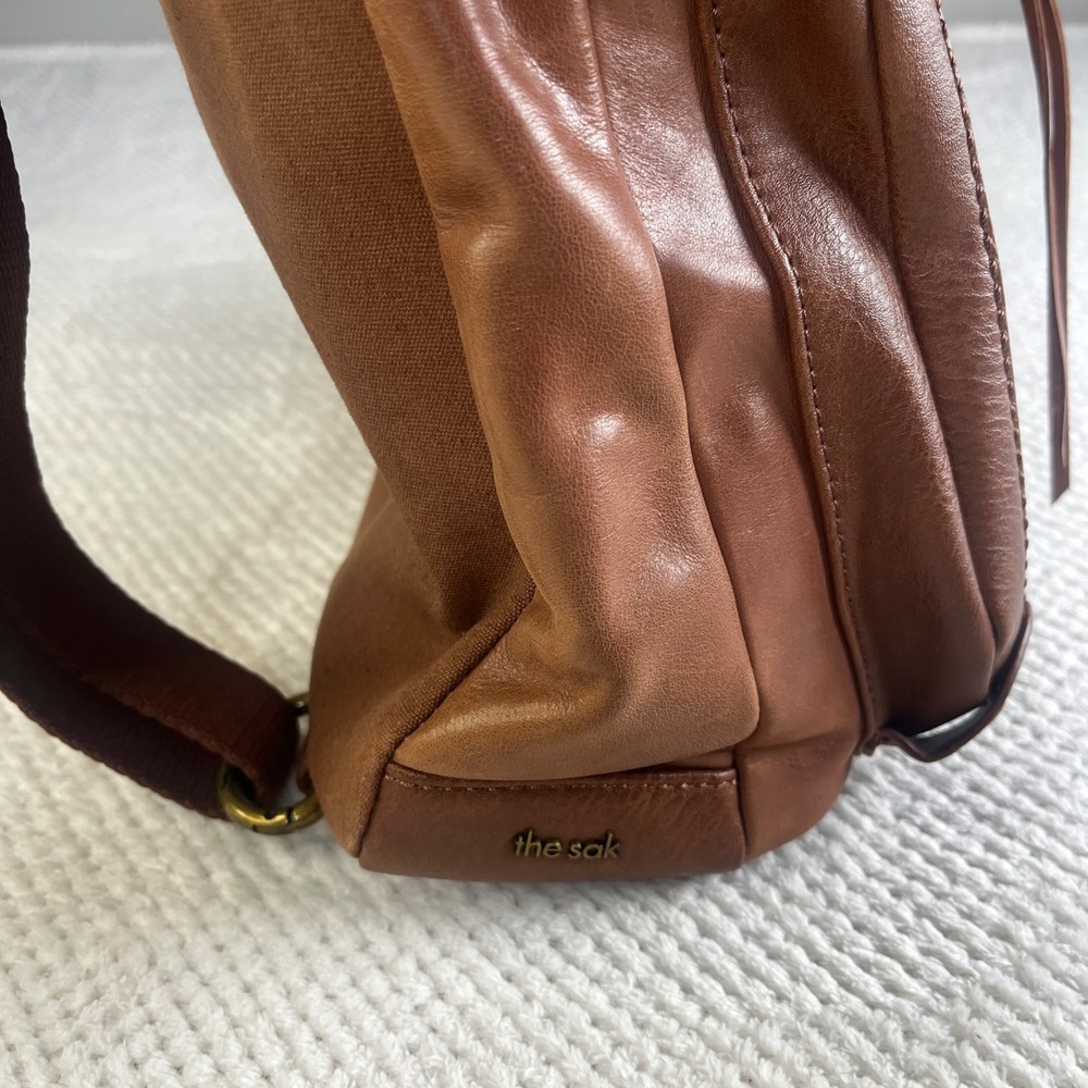 The Sak Brown Leather Backpack Convertible Messenger Bag Brass Hardware Tassel - Picture 4 of 10